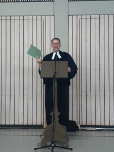 Pfarrer Grell würdigte die hohe Bereitschaft unserer Pfarramtssekretärin, sich in den vergangenen beiden Jahrzehnten auf die vielen technischen Neuerungen einzustellen.
