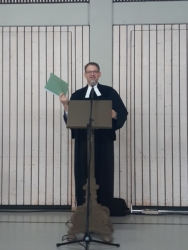 Pfarrer Grell würdigte die hohe Bereitschaft unserer Pfarramtssekretärin, sich in den vergangenen beiden Jahrzehnten auf die vielen technischen Neuerungen einzustellen.