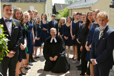 Sechzehn Konfirmandinnen und Konfirmanden feierten in diesem Jahr ihre Konfirmation in der Köditzer St. Leonhardkirche.