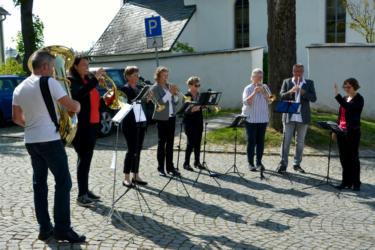 Der Posaunenchor Köditz unter Leitung von Dekanatskantorin Sophia Lederer spielt vor der Kirche zum Empfang.