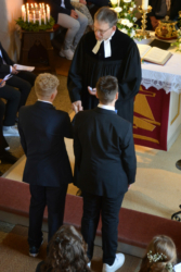 Jeder Konfirmand bekommt seinen Konfirmationsspruch, den er sich selbst ausgesucht hat, zugesprochen.