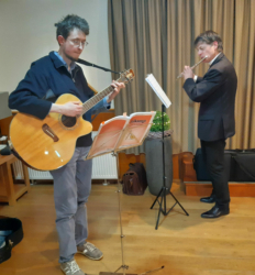 Pfr. Moßdorf und Pfr. Dr. Westerhoff überraschten mit einer kleinen musikalischen Einlage beim ersten Tischabendmahl für vier Gemeinden.